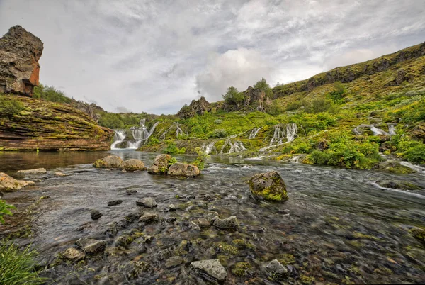 Долина Зелений Банки Вода Льодом Річка Протікає Gjain Ісландії — стокове фото