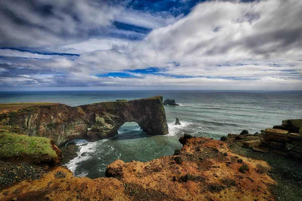 Arco Naturale Sulla Spiaggia Dell Oceano Spiaggia Nera Ghiandaia — Foto Stock