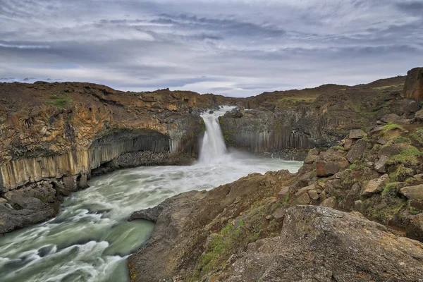 Der Malerische Meter Hohe Wasserfall Liegt Inmitten Schwarzer Basaltsäulen Die — Stockfoto