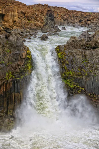 Der Malerische Meter Hohe Wasserfall Liegt Inmitten Schwarzer Basaltsäulen Die — Stockfoto