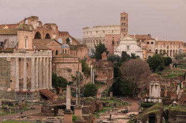 Eski Rmaon İmparatorluğu'nun günbatımı altın saat fotoğraflar, Via dei Fori Imperiali, Forum alanı, merkezi. Roma, İtalya