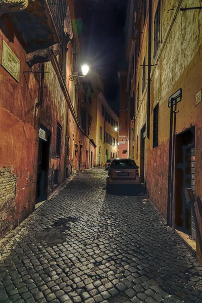 Noite Tiro Luz Rua Rua Paralelepípedos Carro Estacionado Roma Itália — Fotografia de Stock