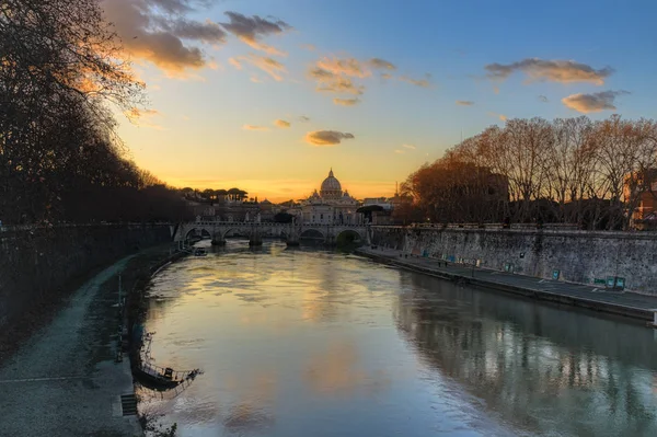 St Peter Bazilikası ve Tiber Nehri'nin, Roma İtalya bir görünüm