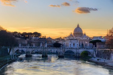 St Peter Bazilikası ve Tiber Nehri'nin, Roma İtalya bir görünüm