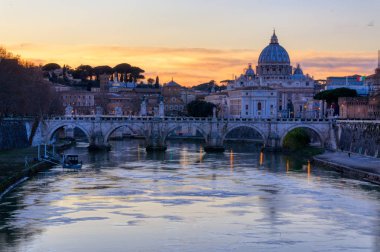St Peter Bazilikası ve Tiber Nehri'nin, Roma İtalya bir görünüm