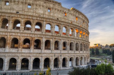 Piazza del Colosseo, Roma İtalya güneş doğarken.