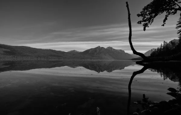 MacDonaldovy jezero na cestě ke slunci — Stock fotografie