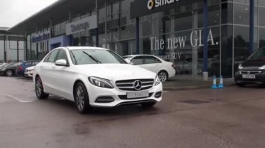 Otobanda araba sürüyor.