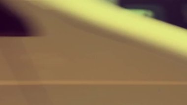 Bulanık araba yolda.