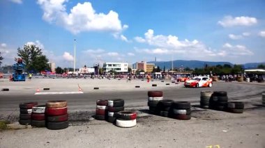 Yolda araba kazası.