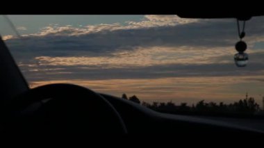 Araba süren adamın dikiz manzarası