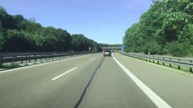 Ormanda araba yolda.