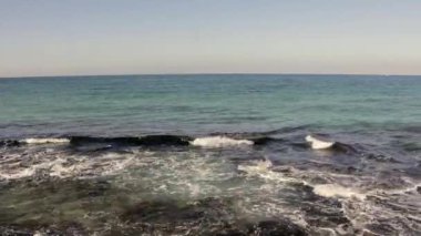 Deniz kıyısındaki dalgalar.