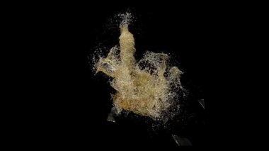 Siyah arkaplanda su sıçraması