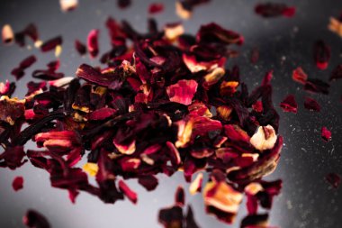 Kurumuş amber yaprağının zengin kırmızı tonları, hassas dokuları ve canlı renkleri vurguluyor, sık sık tart tadı, sağlık ve doğal sağlık faydaları için bitki çaylarında kullanılıyor..