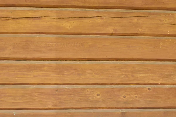 Duvar ahşap. Ağaç kahverengiye boyanmış. Yatay çerçeve.