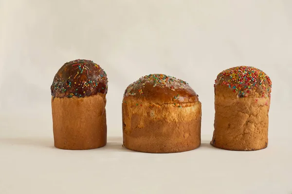 Masada üç Paskalya pastası var. Beyaz arkaplan.