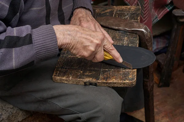 鞋匠在工作 刀的橡胶 鞋匠退休了它的工作在家里 横向框架 — 图库照片
