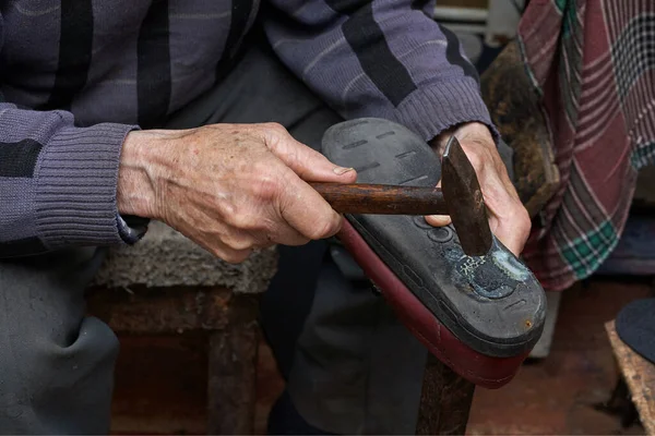 Calzolaio Sta Riparando Scarpe Una Mano Tiene Martello Nell Altra — Foto Stock