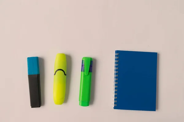 Masanın Üzerinde Kalemler Bir Defter Var Farklı Renklerin Işaretleri Vanilyalı — Stok fotoğraf