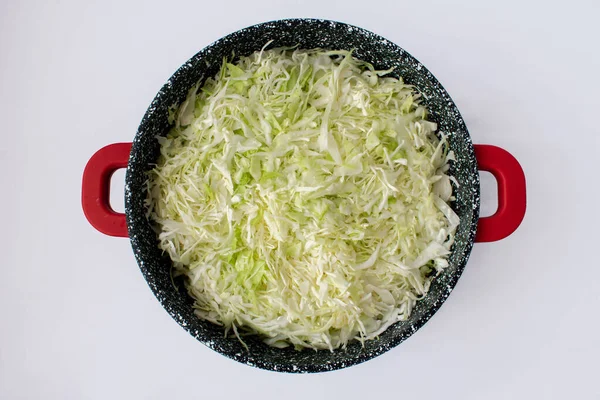Parçalanmış lahana tavada. Daha fazla yemek için hazırız. Lahana lezzetlidir. Yatay çerçeve.