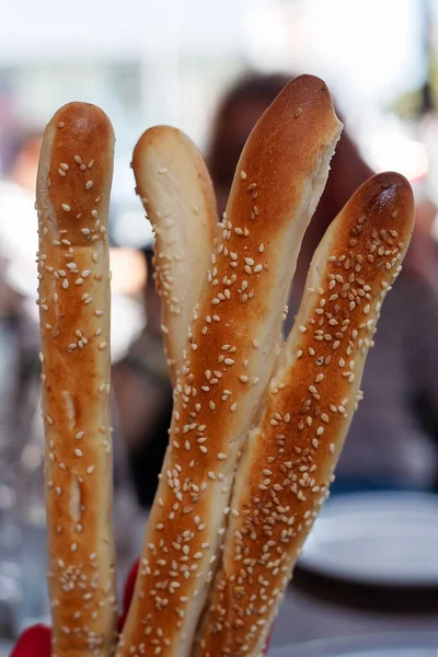 Café Stehen Stockbrot Auf Dem Tisch Lokale Schwerpunkte Vertikaler Rahmen — Stockfoto