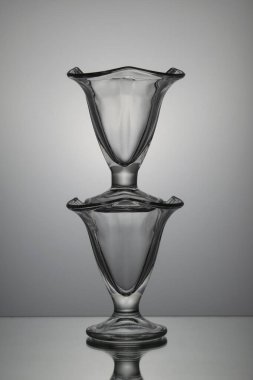 Masada iki dondurma bardağı var. Bardaklar boş. Beyaz bir arka planda. Dikey çerçeve.