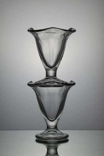 Masada iki dondurma bardağı var. Bardaklar boş. Beyaz bir arka planda. Dikey çerçeve.