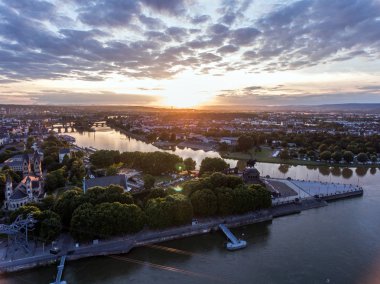 Koblenz şehir Almanya tarihi bir anıt Alman köşe günbatımı nerede Ren ve mosele birlikte nehirlerinin