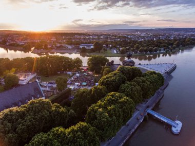 Koblenz şehir Almanya tarihi bir anıt Alman köşe günbatımı nerede Ren ve mosele birlikte nehirlerinin
