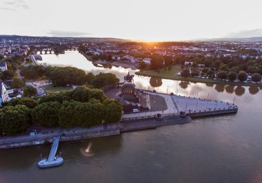 Koblenz şehir Almanya tarihi bir anıt Alman köşe günbatımı nerede Ren ve mosele birlikte nehirlerinin