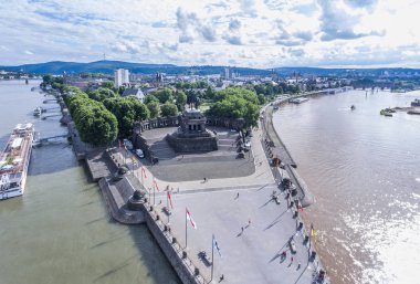 Koblenz şehir Almanya tarihi bir anıt Alman köşe nerede Ren ve mosele birlikte güneşli bir günde nehirlerinin
