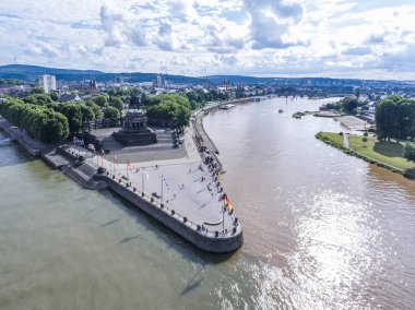 Koblenz şehir Almanya tarihi bir anıt Alman köşe nerede Ren ve mosele birlikte güneşli bir günde nehirlerinin
