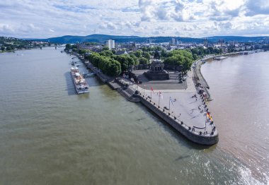 Koblenz şehir Almanya tarihi bir anıt Alman köşe nerede Ren ve mosele birlikte güneşli bir günde nehirlerinin