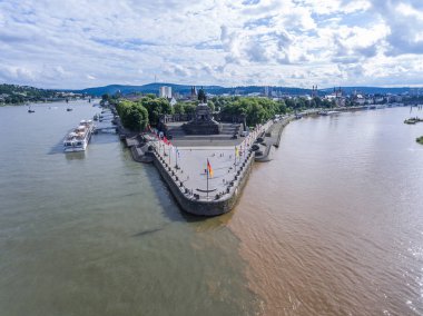 Koblenz şehir Almanya tarihi bir anıt Alman köşe nerede Ren ve mosele birlikte güneşli bir günde nehirlerinin