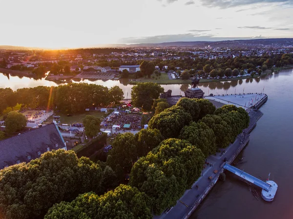 Pôr do sol em Koblenz City Alemanha monumento histórico esquina alemã onde os rios rhine e mosele fluem juntos — Fotografia de Stock