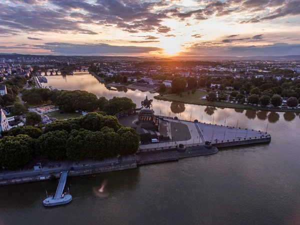 Koblenz şehir Almanya tarihi bir anıt Alman köşe günbatımı nerede Ren ve mosele birlikte nehirlerinin