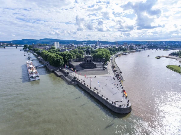 Koblenz şehir Almanya tarihi bir anıt Alman köşe nerede Ren ve mosele birlikte güneşli bir günde nehirlerinin