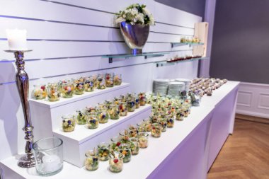 Closeup çok tatlı kavanoz kadar taze meyve jöle ve krema ile açık büfe masada rowed