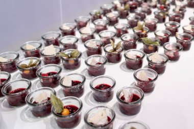 Closeup çok tatlı kavanoz kadar taze meyve jöle ve krema ile açık büfe masada rowed