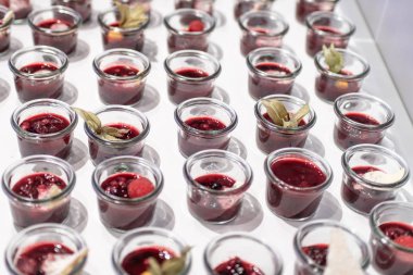 Closeup çok tatlı kavanoz kadar taze meyve jöle ve krema ile açık büfe masada rowed