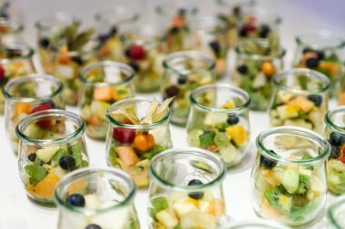 Closeup çok tatlı kavanoz kadar taze meyve jöle ve krema ile açık büfe masada rowed