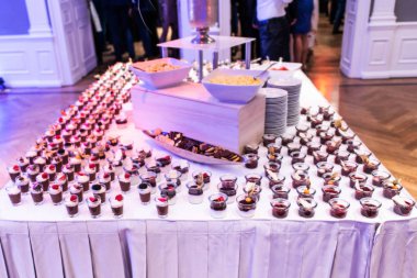 Closeup çok tatlı kavanoz kadar taze meyve jöle ve krema ile açık büfe masada rowed