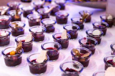 Closeup çok tatlı kavanoz kadar taze meyve jöle ve krema ile açık büfe masada rowed