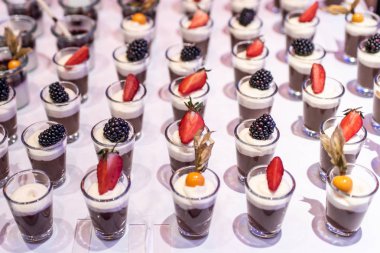 Closeup çok tatlı kavanoz kadar taze meyve jöle ve krema ile açık büfe masada rowed