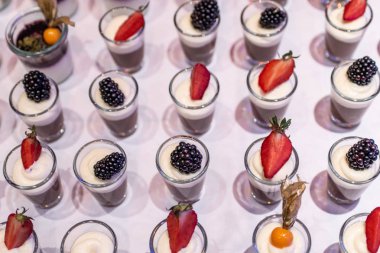 Closeup çok tatlı kavanoz kadar taze meyve jöle ve krema ile açık büfe masada rowed
