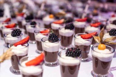 Closeup çok tatlı kavanoz kadar taze meyve jöle ve krema ile açık büfe masada rowed