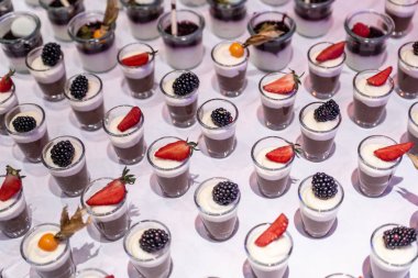 Closeup çok tatlı kavanoz kadar taze meyve jöle ve krema ile açık büfe masada rowed