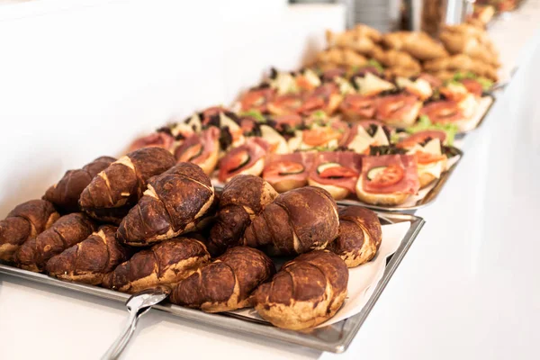 Muchos deliciosos panes de croissant apilados en una línea buffet —  Fotos de Stock