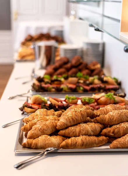 Many delicious croissant bread stacked on a buffet line — Stock Photo, Image